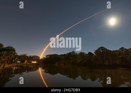 Esposizione temporizzata di un razzo SpaceX Falcon 9 mentre lancia altri 49 dei suoi satelliti Starlink alle 9:02 PM dal complesso 39A al Kennedy Space Center, Florida martedì 18 gennaio 2022. Questo è il terzo lancio di un razzo Falcon nel 2022. SpaceX prevede altri due lanci questo mese. Foto di Joe Marino/UPI Credit: UPI/Alamy Live News Foto Stock