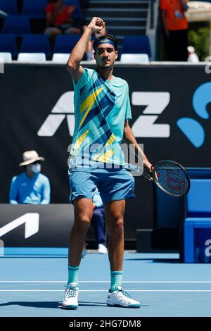 Melbourne, Australia. 19th Jan 2022. Tennis: Grand Slam - Australian Open, single per uomini, round 2nd: Otto (Germania) - Sonego (Italia). Lorenzo Sonego reagisce durante la partita. Credit: Frank Molter/dpa/Alamy Live News Foto Stock