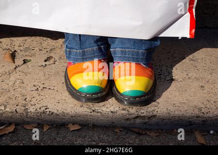 Roma, Italia. 18th Jan 2022. Scarpe color arcobaleno indossate da uno studente durante la protesta (Credit Image: © Matteo Nardone/Pacific Press via ZUMA Press Wire) Foto Stock