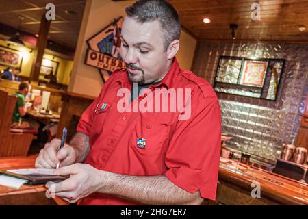 Miami Beach Florida, Washington Avenue, Outback Steakhouse, ristorante ristoranti, cibo, caffè, uomo ispanico maschile, cameriere server emp Foto Stock