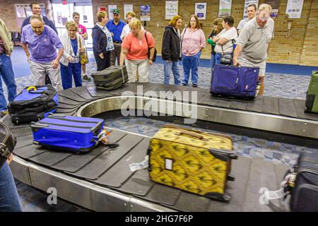 Michigan Saginaw MBS International Airport, arrivo voli in arrivo passeggeri viaggiatori bagaglio carosello bagagli, nastro trasportatore circolare valigia Foto Stock