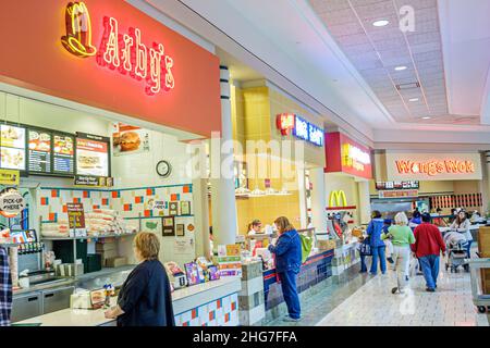 Wisconsin, WI, contea di Waukesha, Brookfield, centro commerciale Brookfield Square, food Court plaza, Arby's, fast food, WI061012103 Foto Stock