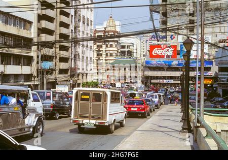 Traffico su Quintin Paredes Road sul Ponte Jones sul Fiume Pasig a Manila, nelle Filippine. Il ponte, ufficialmente chiamato William A. Jones Memorial Bridge, collega Ermita a Binondo, che è il vivace e affollato quartiere cinese di Manila. Nella foto: Congestione del traffico su Quintin Paredes Road sul Ponte Jones che guarda verso Binondo. Foto Stock