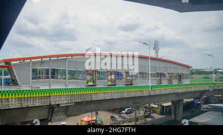 Jakarta, Indonesia - 4th gennaio 2022: Kebayoran lama Transjakarta bus shelter sul sud di Jakarta Foto Stock