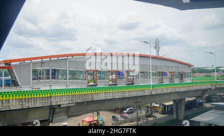 Jakarta, Indonesia - 4th gennaio 2022: Kebayoran lama Transjakarta bus shelter sul sud di Jakarta Foto Stock