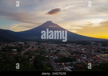 Antigua Guatemala vista da Cerro de la Cruz Foto Stock