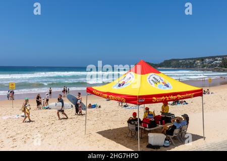 Surf vita salvare squadra di volontari e bagnini consiglio su Manly Beach Sydney in estate e prendendo ombra sotto la tenda, Sydney, Australia Foto Stock