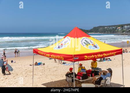 Surf vita salvare squadra di volontari e bagnini consiglio su Manly Beach Sydney in estate e prendendo ombra sotto la tenda, Sydney, Australia Foto Stock