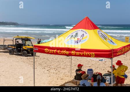 Surf vita salvare squadra di volontari e bagnini consiglio su Manly Beach Sydney in estate e prendendo ombra sotto la tenda, Sydney, Australia Foto Stock