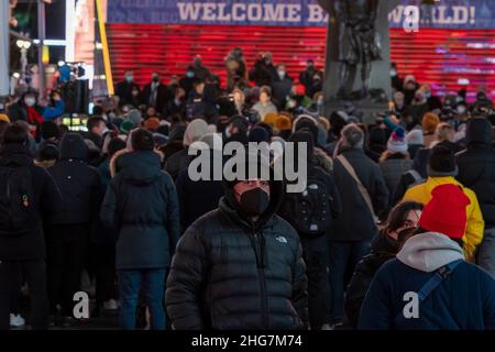 NEW YORK, NY - GENNAIO 18: Centinaia di persone hanno partecipato a una veglia a lume di candela a Times Square per Michelle Alyssa Go, che è stato ucciso in una stazione della metropolitana di Times Square sabato scorso il 18 gennaio 2022 a New York City. Il quarant'anni Go, un americano asiatico, è stato spinto da uno straniero di fronte ad un treno alla stazione della metropolitana di Times Square. La polizia ha arrestato un uomo di 61 anni, Simon Martial, che ha una storia di malattie mentali. L'incidente è l'ultimo crimine di alto profilo nella zona di Times Square. Foto Stock