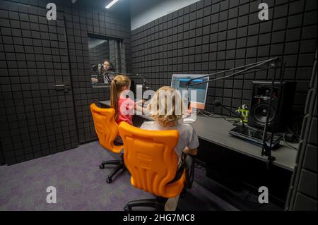 I bambini monitorano la qualità audio in studio Foto Stock