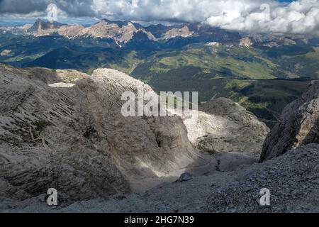 Sentiero escursionistico nel crinale dolomitico del Gruppo Sella, Alpi del Trentino, Piz Boè Foto Stock