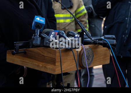 New York, NY - 18 gennaio 2022: Giornalisti microfoni sul podio durante la conferenza stampa sulle case crude 2 allarme incendio e possibile esplosione di gas nel Bronx Foto Stock