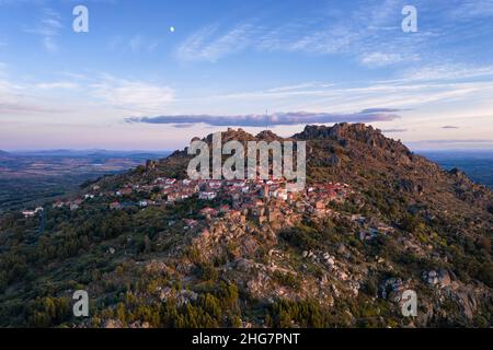 Vista panoramica aerea del borgo storico di Monsanto al tramonto Foto Stock