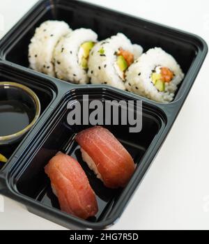 Vassoio con pezzi assortiti di sushi. California roll. Foto Stock