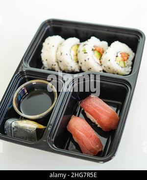 Vassoio con pezzi assortiti di sushi. California roll. Foto Stock