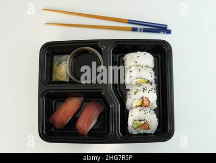 Vassoio con pezzi assortiti di sushi. California roll. Foto Stock