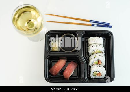 Vassoio con pezzi assortiti di sushi. California roll. Foto Stock