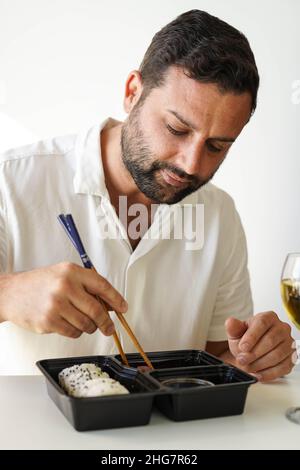Vassoio con pezzi assortiti di sushi. California roll. Foto Stock