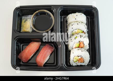 Vassoio con pezzi assortiti di sushi. California roll. Foto Stock