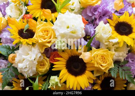 mazzo di fiori da sposa girasoli e rose bianche Foto Stock