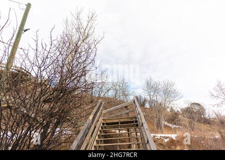 Vecchia scala di legno passerella in città con ringhiera Foto Stock