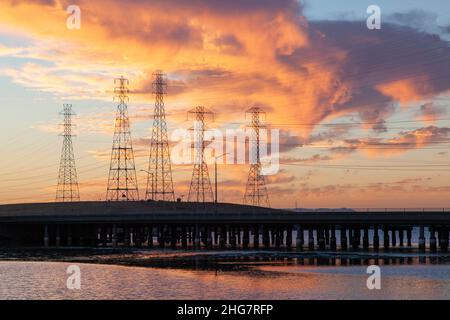 Tralicci elettrici di Bridge at Sunset, San Mateo, California, Stati Uniti Foto Stock