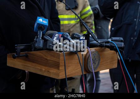 New York, New York, Stati Uniti. 18th Jan 2022. I giornalisti microfoni sul podio durante la conferenza stampa sulle prime case 2 allarme incendio e possibile esplosione di gas nel Bronx a New York il 18 gennaio 2022. Una persona è morta e altri 3 residenti sono stati feriti, così come un vigile del fuoco e 5 agenti di polizia che hanno contribuito a salvare vite umane. Come il capo dei vigili del fuoco John Hodgens ha detto che la causa dell'incendio e dell'esplosione è la perdita di gas, ma questo deve essere confermato dai marescialli di fuoco durante le indagini. Tre case a file sono state completamente distrutte e devono essere demolite, mentre altre necessitano di valutazione strutturale bef Foto Stock