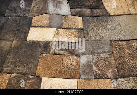 Modello di vecchia muratura del castello di Edo fatto in tecnica disordinata di impilamento usato per costruire pareti in pietra inclinate che era difficile da scalare. Tokyo Imperial Pal Foto Stock