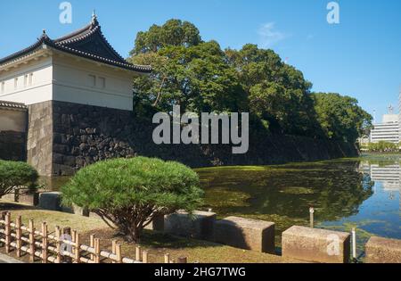 Porta Kikyo-mon (porta Uchi Sakurada-mon) con il Kikyo-bori ormeggia intorno al Palazzo Imperiale di Tokyo in primo piano. Tokyo. Giappone Foto Stock