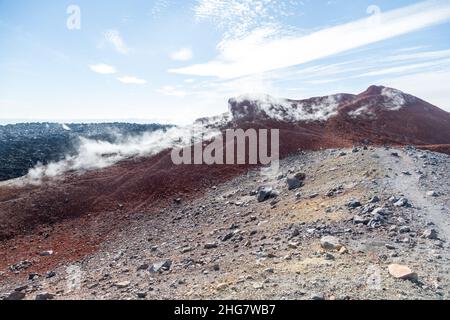 Vulcano Avachinsky, penisola di Kamchatka, Russia. Un vulcano attivo, situato a nord della città di Petropavlovsk-Kamchatsky, nell'confluente del Foto Stock