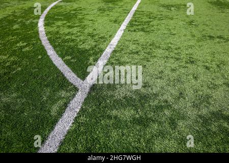 Dettagli della profondità di campo poco profonda (fuoco selettivo) con un campo di calcio sintetico (erba sintetica). Foto Stock