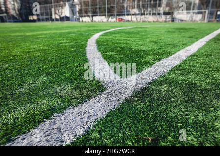 Dettagli della profondità di campo poco profonda (fuoco selettivo) con un campo di calcio sintetico (erba sintetica). Foto Stock