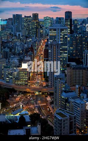 Tokyo, Giappone - 23 ottobre 2019: La vista delle luci luminose del viale Sakurada-dori dalla Torre di Tokyo in serata. Tokyo. Giappone Foto Stock