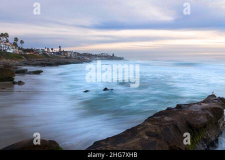 California meridionale Oceano Pacifico costa Seascape. Tramonto sulla spiaggia di Windansea la Jolla. San Diego Waterfront Houses on Skyline Foto Stock