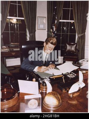 La firma di Cuba Annuncio di quarantena. Presidente Kennedy. Casa Bianca, Ufficio Ovale. Foto Stock