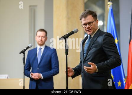 Dresda, Germania. 18th Jan 2022. Carsten Schneider (SPD, r), Ministro di Stato per i nuovi stati tedeschi, e Michael Kretschmer (CDU), primo Ministro della Sassonia, parlano con i giornalisti dopo un incontro presso la Cancelleria di Stato. Credit: Robert Michael/dpa-Zentralbild/dpa/Alamy Live News Foto Stock