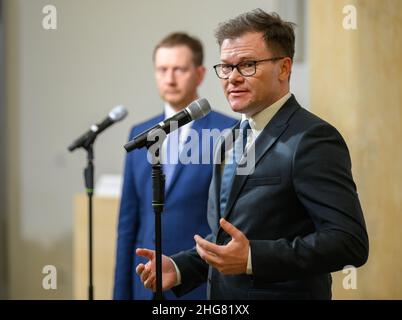 Dresda, Germania. 18th Jan 2022. Carsten Schneider (SPD, r), Ministro di Stato per i nuovi stati tedeschi, e Michael Kretschmer (CDU), primo Ministro della Sassonia, parlano con i giornalisti dopo un incontro presso la Cancelleria di Stato. Credit: Robert Michael/dpa-Zentralbild/dpa/Alamy Live News Foto Stock