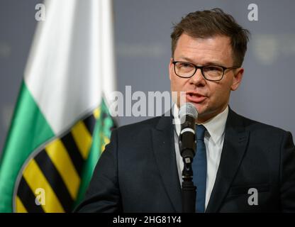 Dresda, Germania. 18th Jan 2022. Carsten Schneider (SPD), Ministro dei nuovi Stati, parla con i giornalisti dopo un incontro con il primo Ministro della Sassonia presso la Cancelleria di Stato. Credit: Robert Michael/dpa-Zentralbild/dpa/Alamy Live News Foto Stock