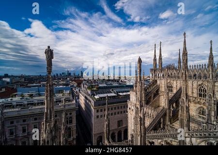 Vista dal tetto della cattedrale di Milano, dal Duomo di Milano al sobborgo di porta Nuova con la sua architettura moderna. Foto Stock