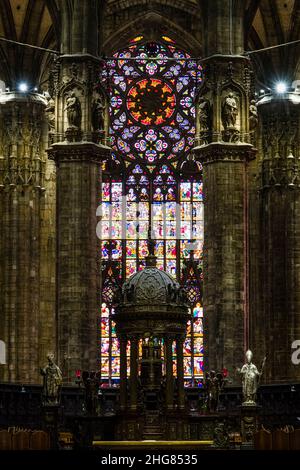 All'interno del Duomo di Milano, con magnifiche colonne in marmo, archi alti e vetrate colorate. Foto Stock