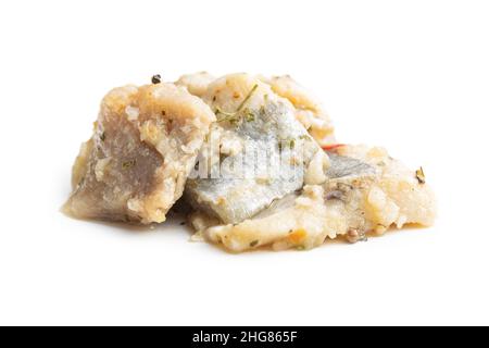 Pesce marinato tritato. Aringa salata isolata su sfondo bianco. Foto Stock