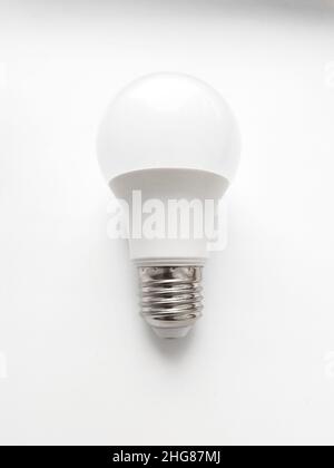 Lampadina a LED bianca isolata su sfondo bianco. Lampada elettrica a risparmio energetico Foto Stock