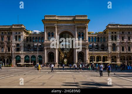 La facciata della Galleria Vittorio Emanuele II, la più antica galleria commerciale attiva d'Italia, vista da Piazza Duomo, Piazza del Duomo. Foto Stock