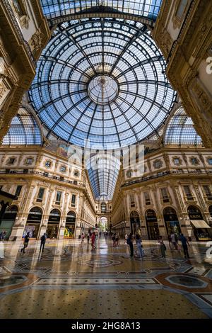Vista interna della Galleria Vittorio Emanuele II, la più antica galleria commerciale attiva d'Italia. Foto Stock