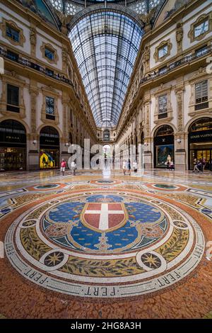 Vista interna della Galleria Vittorio Emanuele II, la più antica galleria commerciale attiva d'Italia. Foto Stock