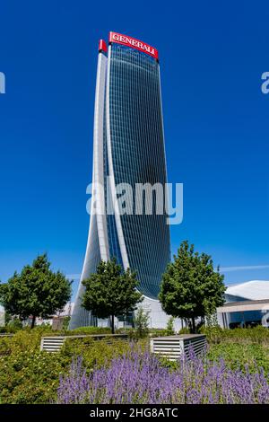 Torre generali, lo Storto, la Torre Hadid, Torre generali, uno dei moderni grattacieli del quartiere porta nuovo, visto da dietro un parco. Foto Stock