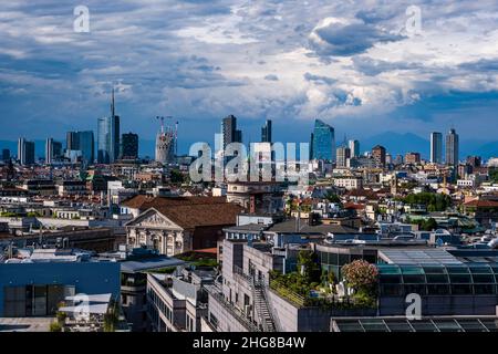 Vista sui tetti di Milano verso uno dei più importanti quartieri degli affari di Milano, il sobborgo di porta Nuova con la sua architettura moderna. Foto Stock