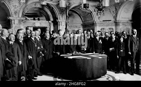 Sir Edward Carson firma il Patto dell'Ulster. Foto Stock