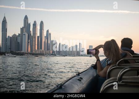 Tour in motoscafo di Dubai Marina negli Emirati Arabi Uniti. Foto Stock